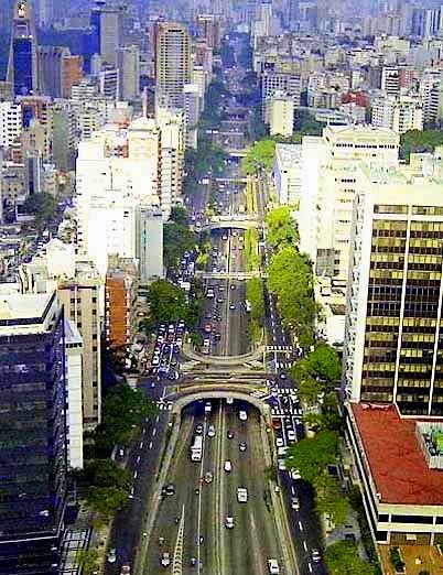 Las Avenidas de Caracas: Un Lienzo Urbano en Constante&nbsp;Movimiento